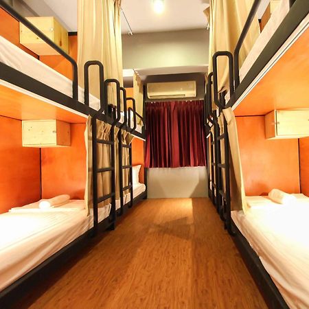 Thonglor Travellers Hostel And Cafe Bangkok Exterior foto