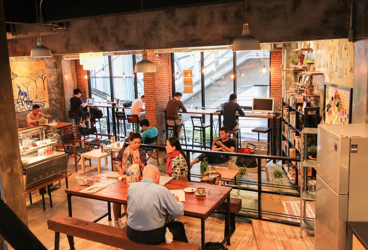 Thonglor Travellers Hostel And Cafe Bangkok Exterior foto