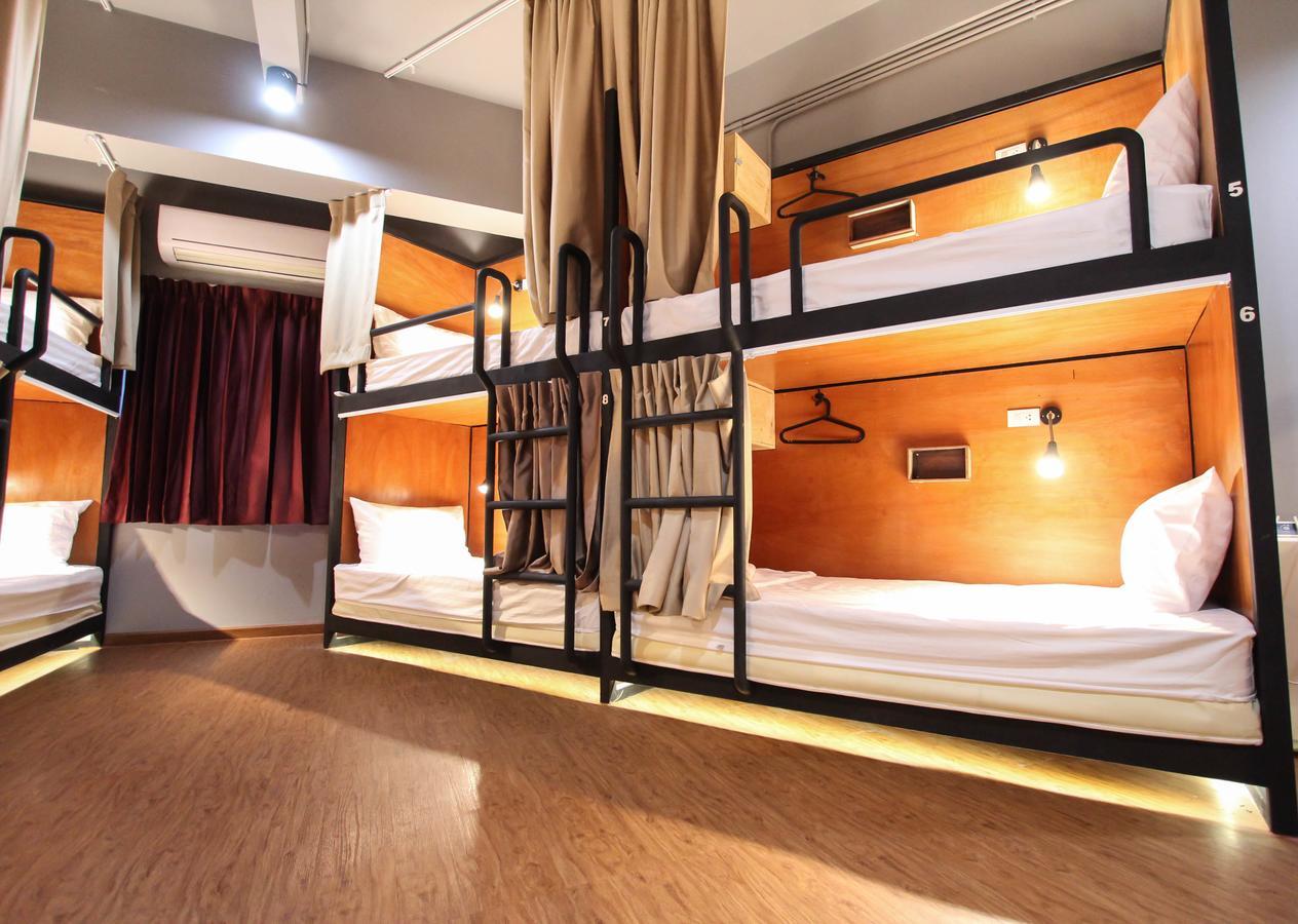 Thonglor Travellers Hostel And Cafe Bangkok Exterior foto