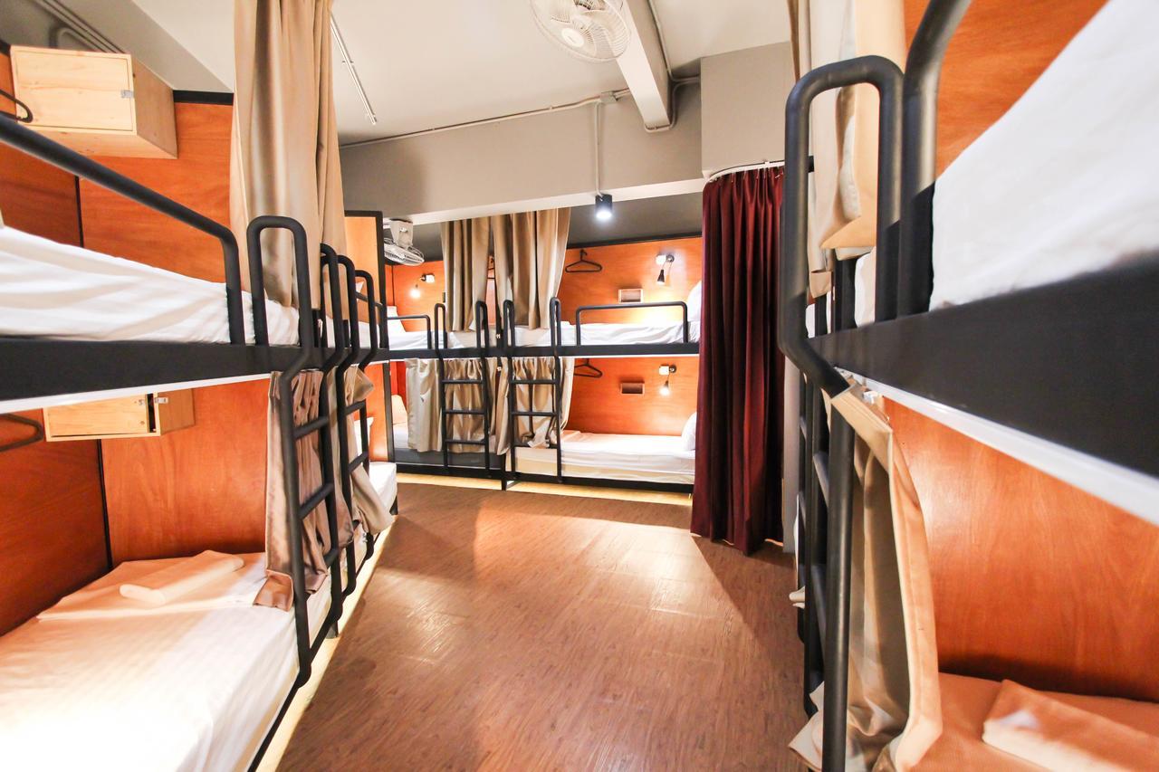 Thonglor Travellers Hostel And Cafe Bangkok Exterior foto
