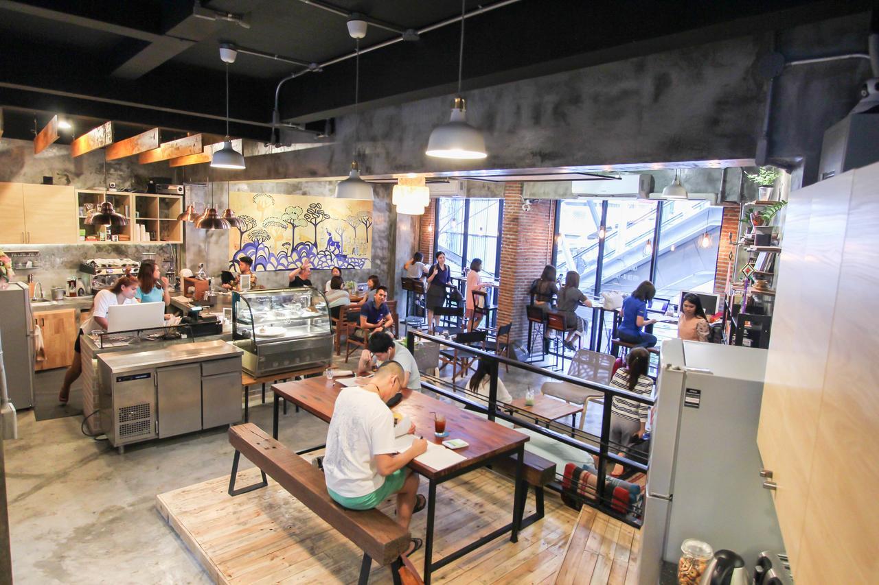 Thonglor Travellers Hostel And Cafe Bangkok Exterior foto