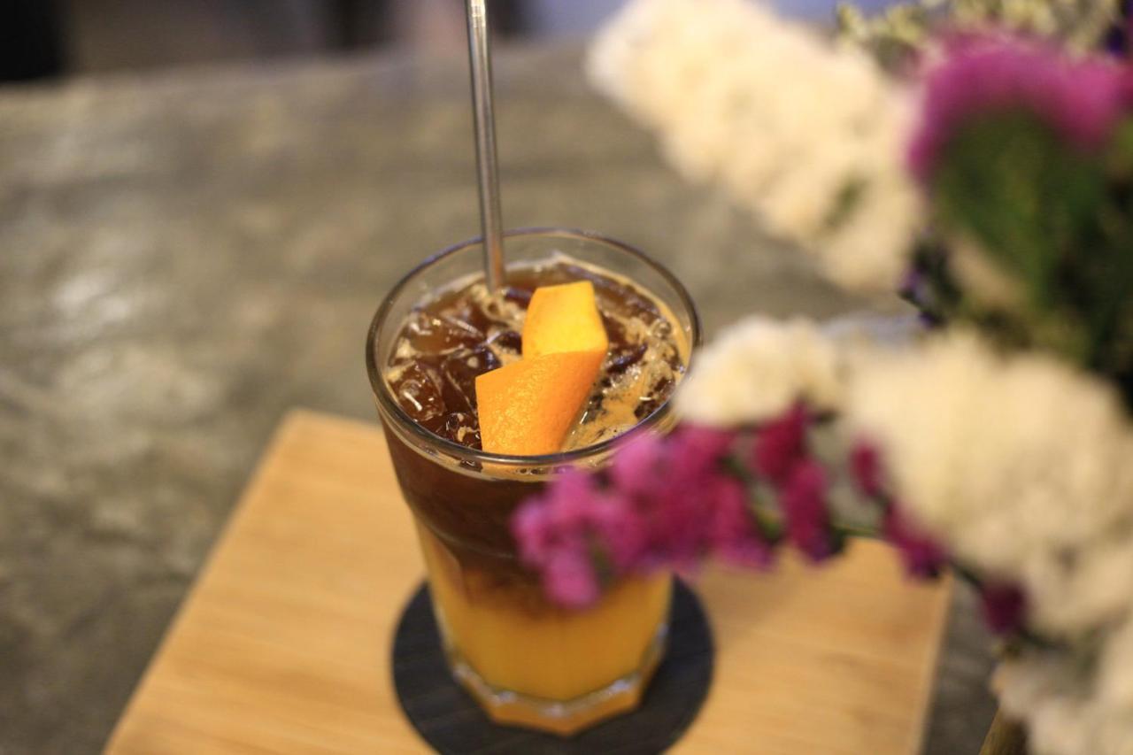 Thonglor Travellers Hostel And Cafe Bangkok Exterior foto