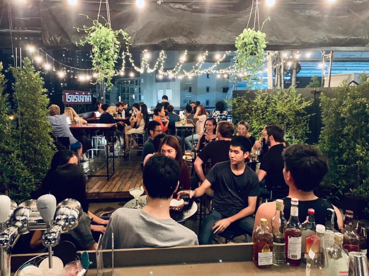 Thonglor Travellers Hostel And Cafe Bangkok Exterior foto