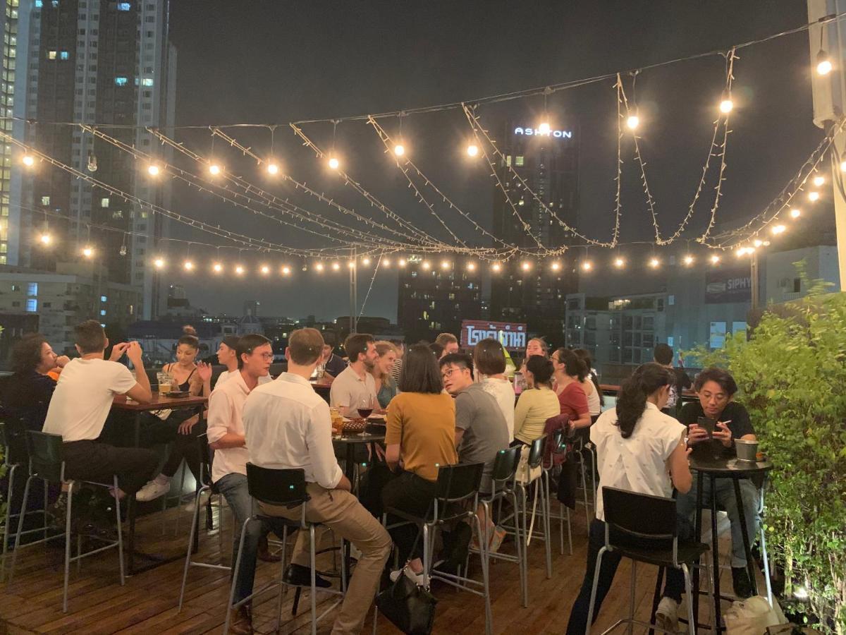 Thonglor Travellers Hostel And Cafe Bangkok Exterior foto