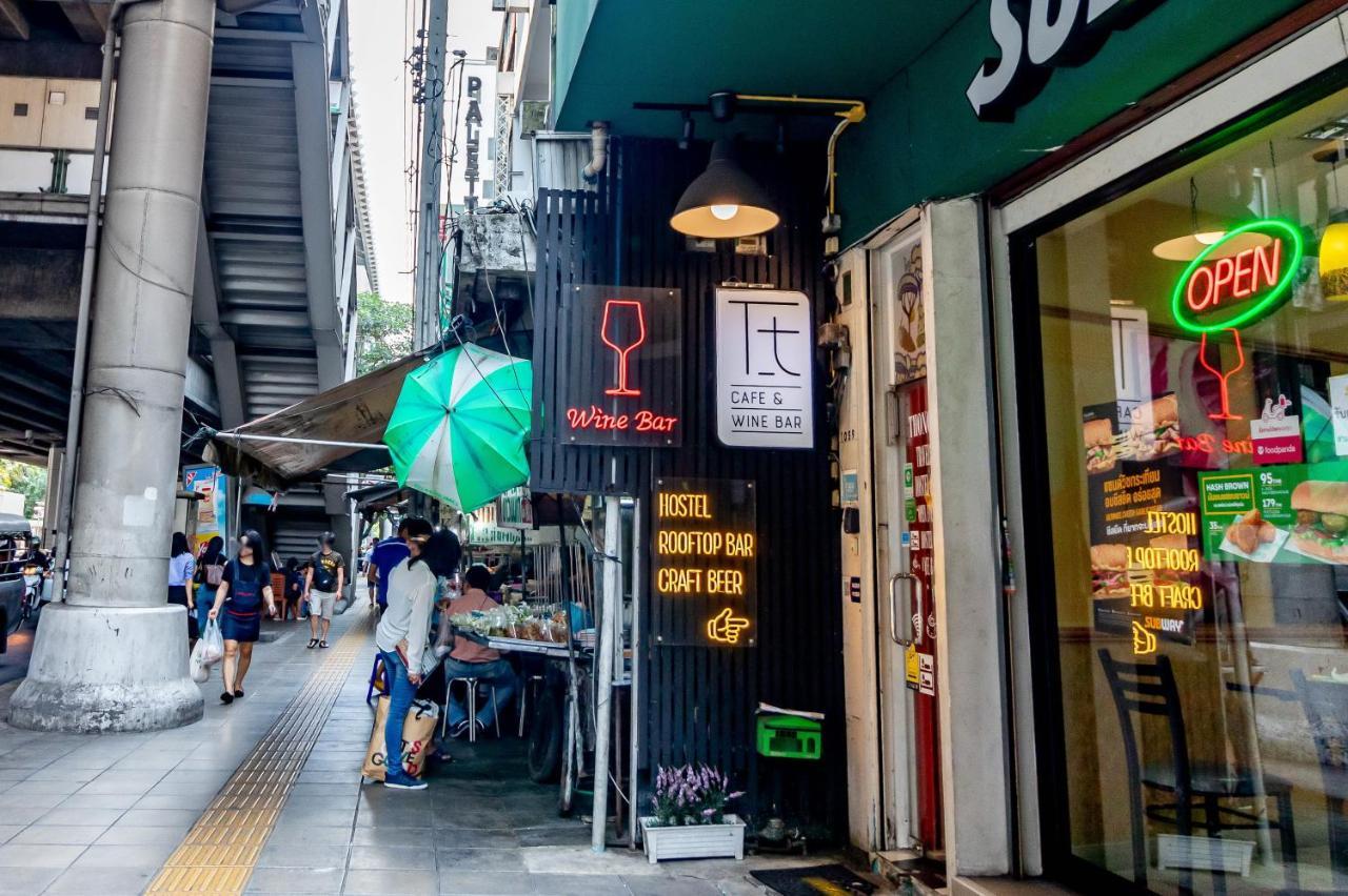 Thonglor Travellers Hostel And Cafe Bangkok Exterior foto