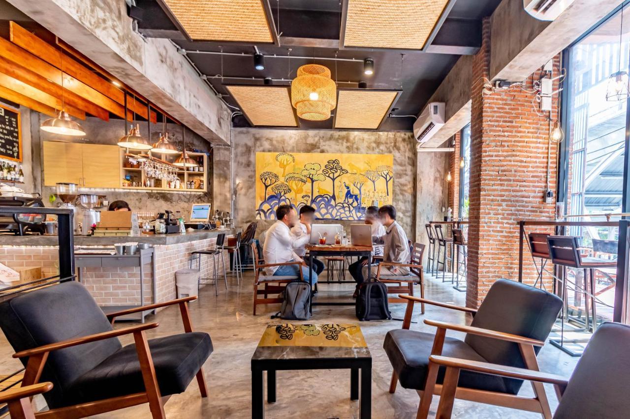 Thonglor Travellers Hostel And Cafe Bangkok Exterior foto
