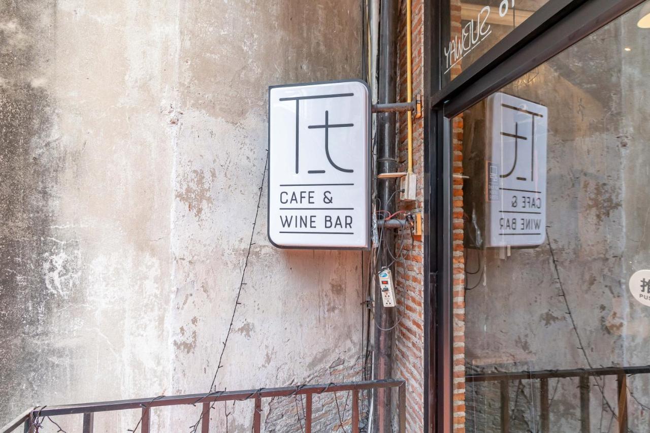 Thonglor Travellers Hostel And Cafe Bangkok Exterior foto