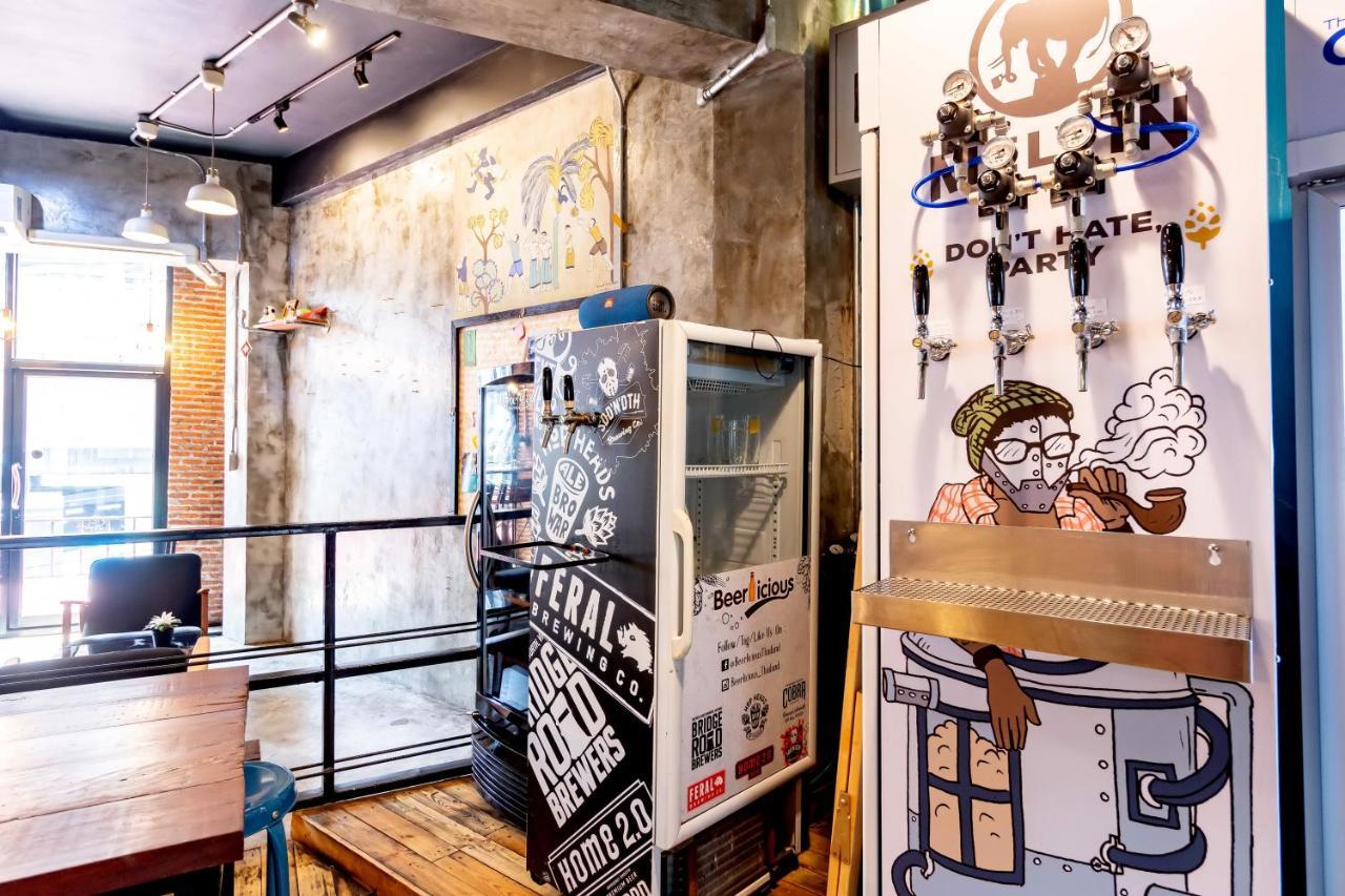 Thonglor Travellers Hostel And Cafe Bangkok Exterior foto