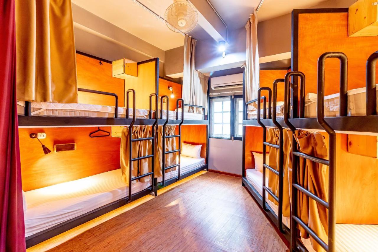 Thonglor Travellers Hostel And Cafe Bangkok Exterior foto