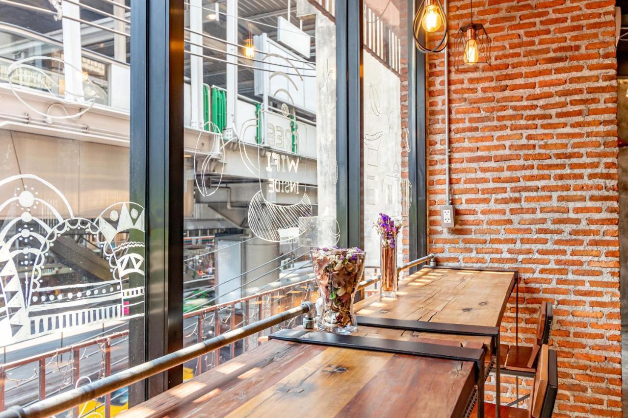 Thonglor Travellers Hostel And Cafe Bangkok Exterior foto
